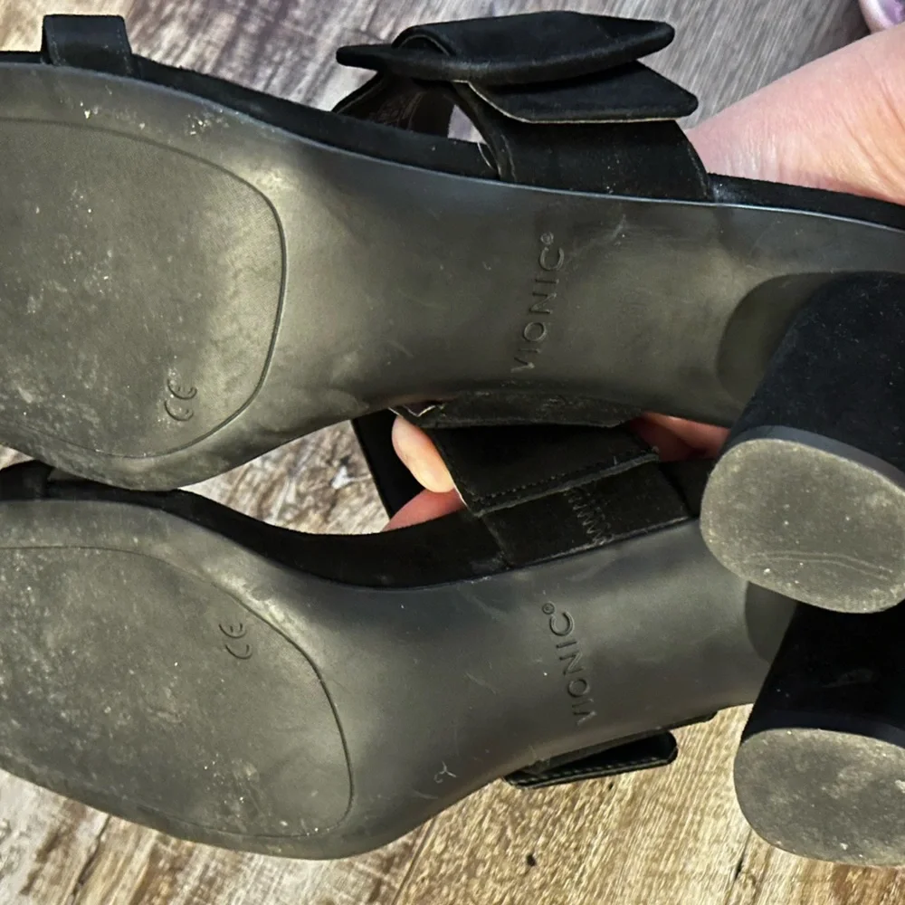VIONIC 11 Like New Vionic Women's Brookell Heeled Slip On Sandal Black Velvet - Picture 6 of 6